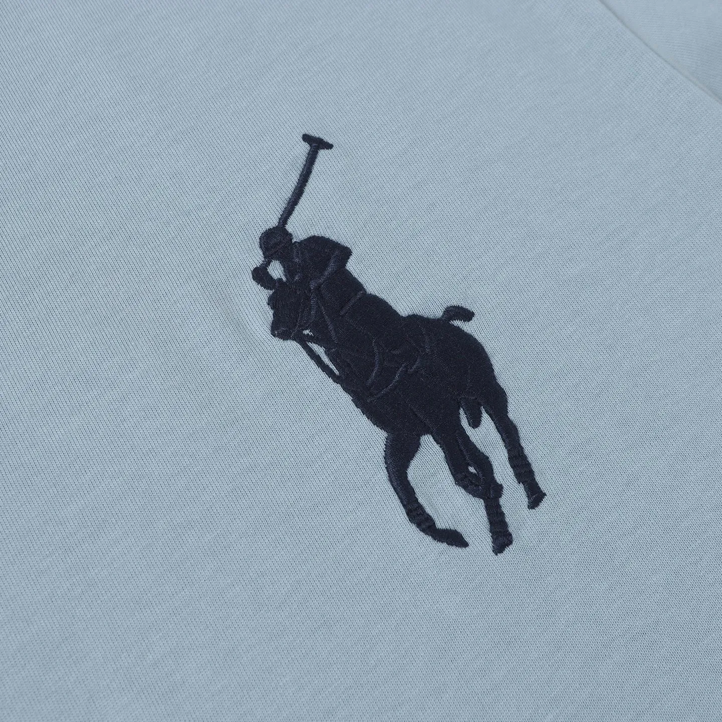 P130 Style number: A001 Brand reputation: Ralph Lauren is an internationally renowned high-end fashion brand, representing quality, style and status. Wearing its short sleeves can highlight consumers' taste and identity. Classic design: The brand has unique and timeless classic design elements, such as the polo logo, iconic color matching, etc., which are both fashionable and recognizable. High-quality fabric: Made of double yarn 280g fabric, usually made of high-quality cotton fabric, which is soft, breathable, and sweat-absorbent, comfortable to wear, and suitable for various occasions and seasons. Exquisite craftsmanship: Pay attention to detail processing and production technology, neat stitching, and tailoring to ensure the durability and beauty of the clothing. Diversified styles: covering a variety of styles from casual to formal, simple to gorgeous, meeting the individual needs and wearing scenarios of different consumers. Strong matchability: Can be matched with a variety of bottoms, jackets and accessories to easily create a variety of different fashion looks. Inheritance and innovation: While maintaining the traditional charm of the brand, we constantly innovate designs and incorporate new fashion elements to keep our products attractive. Brand values: The American lifestyle and positive values ​​conveyed by Ralph Lauren are also recognized and yearned for by consumers. Color: Black White Gray Blue White Blue Red Pink Sky Blue Bean Green Burgundy Complete Sizes: S, M, L, XL,